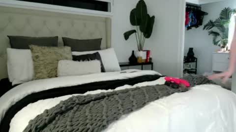 Keelie xx online show from July 3, 9:58 am
