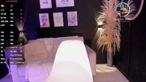 Snapshot of keisha_west chatting on October 4, 8:12 am Keisha online show from October 4, 8:12 am