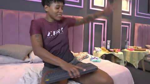 kelly__thomson online show from June 20, 1:28 pm