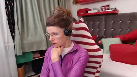 kelly online show from April 30, 8:14 pm
