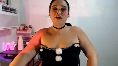 KELLY MCDOLEN online show from July 19, 11:46 am