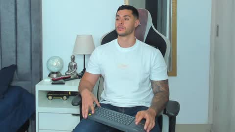 ken_mailik online show from May 4, 5:36 am
