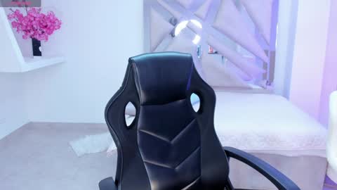 Kendall Jenner online show from February 6, 8:39 am