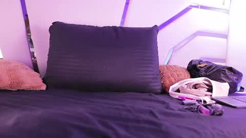 kendall_evanss_ online show from July 17, 8:00 pm