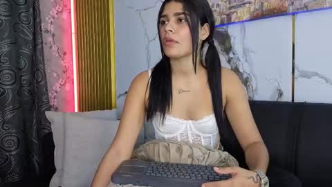 Kendalle online show from October 24, 6:30 pm