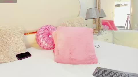 Kendal  online show from September 15, 10:11 pm