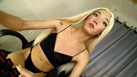 kieramoore online show from April 25, 1:35 pm