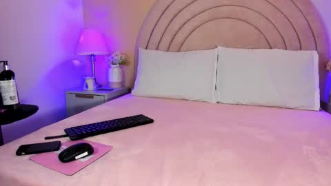 KI KI online show from December 3, 8:09 pm