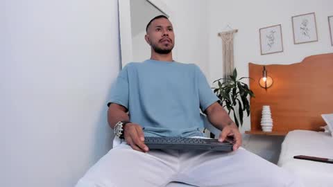 Kilua Muscle guy online show from April 30, 9:30 pm