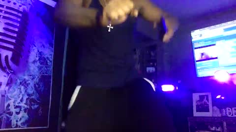 Snapshot of kinglibra420 chatting on December 9, 3:29 am loyal fuck online show from December 9, 3:29 am