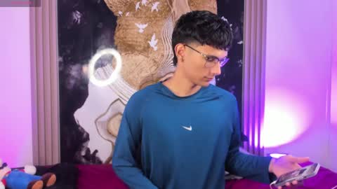  A L E X  online show from April 28, 7:01 am