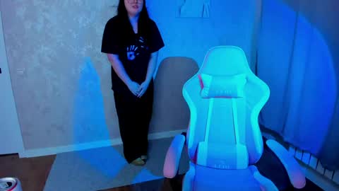 kira online show from April 26, 1:42 pm