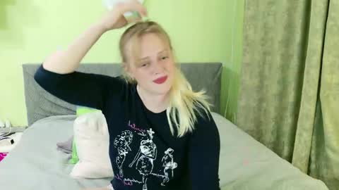 Kira online show from May 22, 11:39 am
