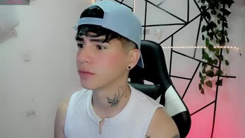 kiss_whitee online show from May 20, 4:53 am