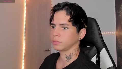 kiss_whitee online show from March 13, 7:50 pm