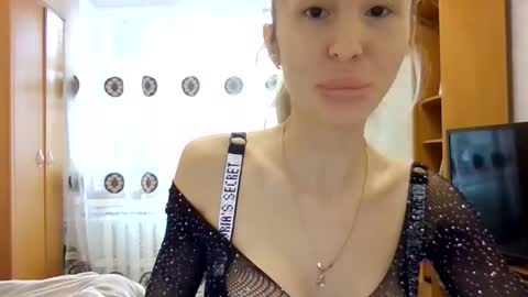 kissandbelle online show from November 1, 8:02 am