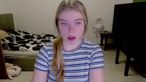 Snapshot of kitten_jenny01 chatting on December 1, 7:38 pm Jennyblonde and Emmabrunette online show from December 1, 7:38 pm