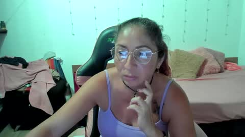 Snapshot of kitty_violet_ chatting on January 28, 5:54 am violet online show from January 28, 5:54 am