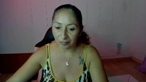 Snapshot of kitty_violet_ chatting on January 11, 6:03 am violet online show from January 11, 6:03 am