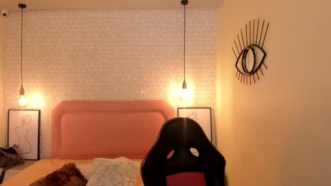  K I T T  Y  online show from November 5, 12:18 pm