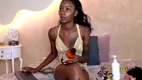 K L O E online show from December 4, 7:35 pm