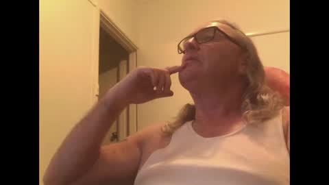 Snapshot of knobout chatting on October 26, 8:15 am knobout online show from October 26, 8:15 am