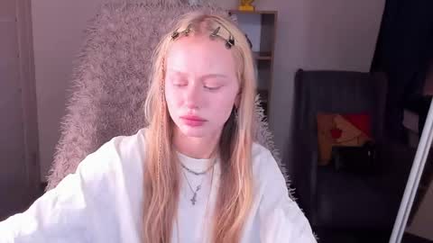 kris_grant online show from May 10, 10:32 am
