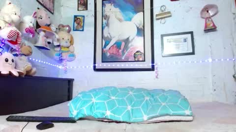 krisstal703358 online show from January 8, 5:13 am