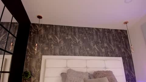 kristensantos_ online show from March 7, 12:12 pm