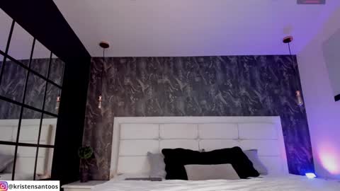 kristensantos_ online show from February 4, 11:16 am