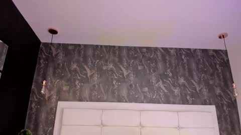 kristensantos_ online show from February 21, 11:22 am