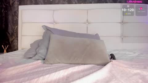 kristensantos_ online show from February 13, 5:33 pm