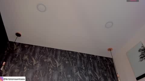kristensantos_ online show from February 4, 2:21 pm