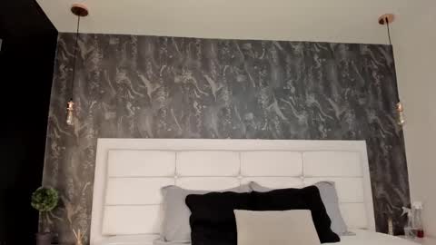 kristensantos_ online show from February 24, 12:48 pm