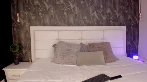 kristensantos_ online show from March 6, 11:58 am