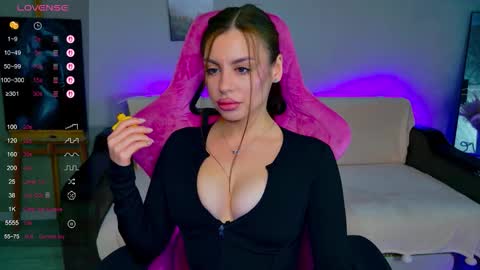 kristy_dolly online show from December 14, 5:35 am