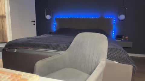 Kristi online show from November 18, 4:04 am