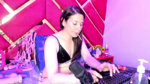 kylie_bloom online show from July 2, 12:41 am