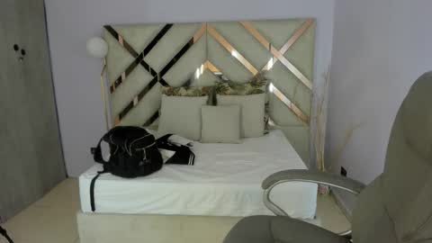 Kylie Reyes  online show from March 11, 8:01 pm