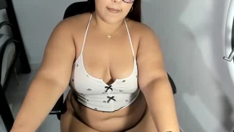 la_pequena_culona online show from May 24, 12:29 am