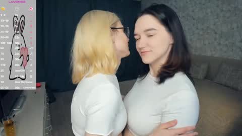 Violet and Isabel online show from May 13, 7:12 pm