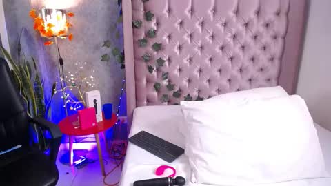 Laila Stilwills online show from December 23, 4:51 am