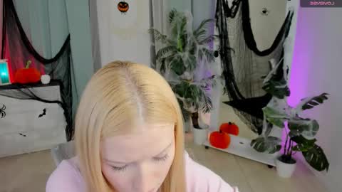 Snapshot of laly_peach chatting on October 20, 4:12 pm Laly online show from October 20, 4:12 pm