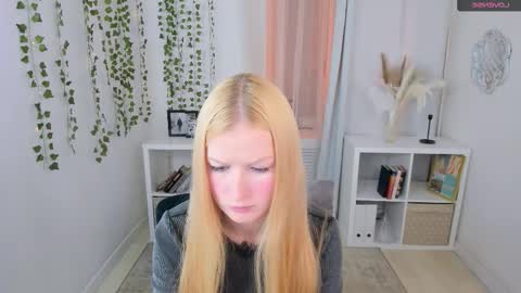 Snapshot of laly_peach chatting on October 1, 11:31 am Laly online show from October 1, 11:31 am