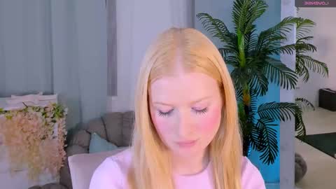 Snapshot of laly_peach chatting on October 6, 5:09 pm Laly online show from October 6, 5:09 pm