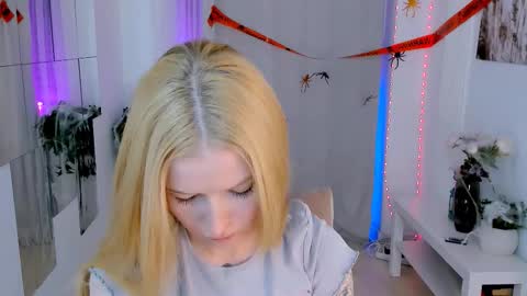 Snapshot of laly_peach chatting on October 22, 6:42 pm Laly online show from October 22, 6:42 pm