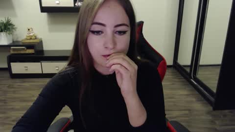 Laralianna online show from September 14, 4:30 pm