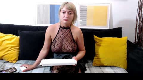 lara online show from April 6, 4:19 pm