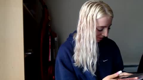 Roxy blue online show from March 5, 6:28 pm