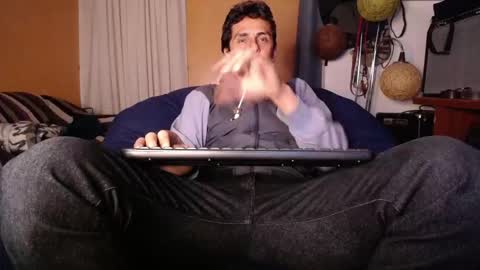Snapshot of latincurious0 chatting on October 11, 2:05 am Juanito online show from October 11, 2:05 am
